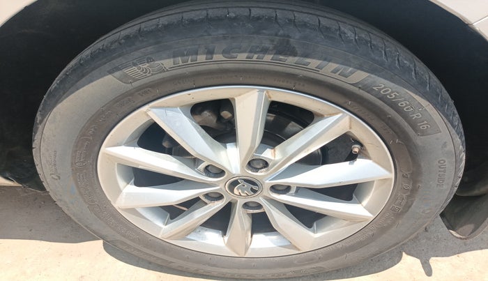 2015 Skoda Octavia ELEGANCE 2.0 TDI AT, Diesel, Automatic, 1,33,689 km, tyre