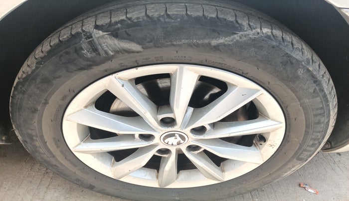 2015 Skoda Octavia ELEGANCE 2.0 TDI AT, Diesel, Automatic, 1,33,689 km, tyre