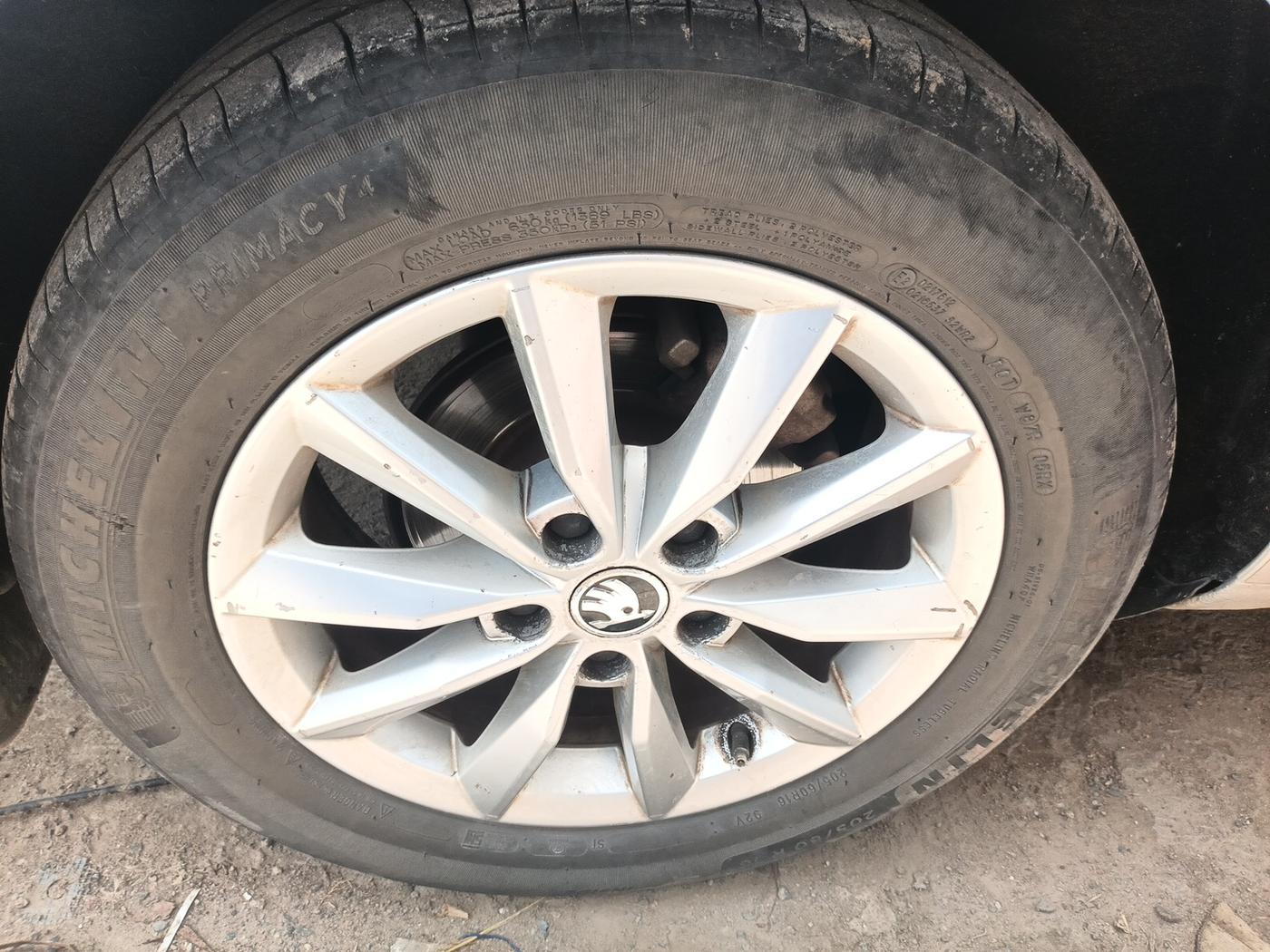 2015 Skoda Octavia ELEGANCE 2.0 TDI AT, Diesel, Automatic, 1,33,689 km, tyre