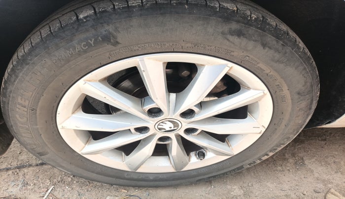 2015 Skoda Octavia ELEGANCE 2.0 TDI AT, Diesel, Automatic, 1,33,689 km, tyre