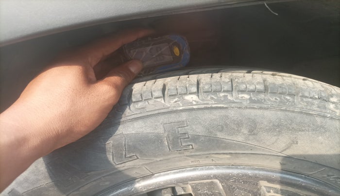 2019 Renault Kwid RXT 1.0 AMT, Petrol, Automatic, 27,542 km, tyre