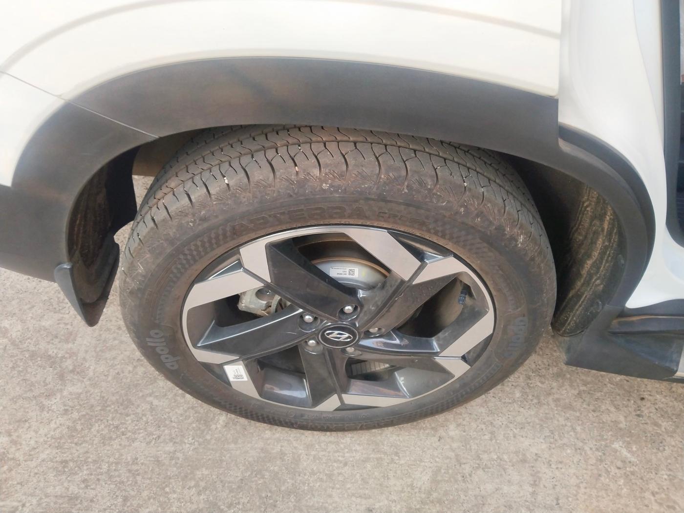 2022 Hyundai ALCAZAR 2.0 SIGNATURE (O) AT 7STR, Petrol, Automatic, 13,454 km, tyre