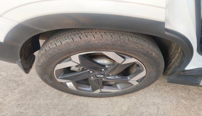 2022 Hyundai ALCAZAR 2.0 SIGNATURE (O) AT 7STR, Petrol, Automatic, 13,454 km, tyre