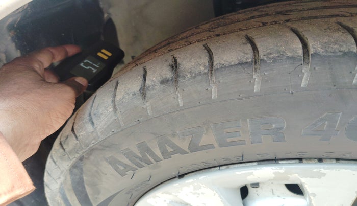 2016 Toyota Innova 2.5 G 8 STR, Diesel, Manual, 2,51,482 km, tyre