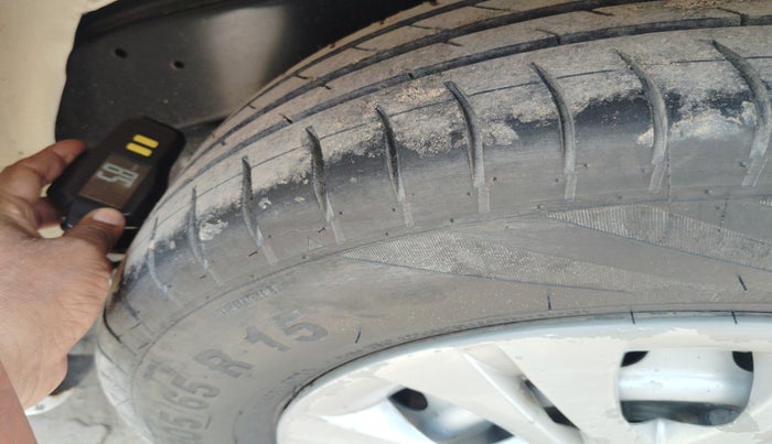 2016 Toyota Innova 2.5 G 8 STR, Diesel, Manual, 2,51,482 km, tyre