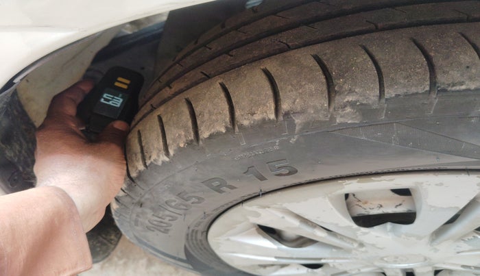 2016 Toyota Innova 2.5 G 8 STR, Diesel, Manual, 2,51,482 km, tyre