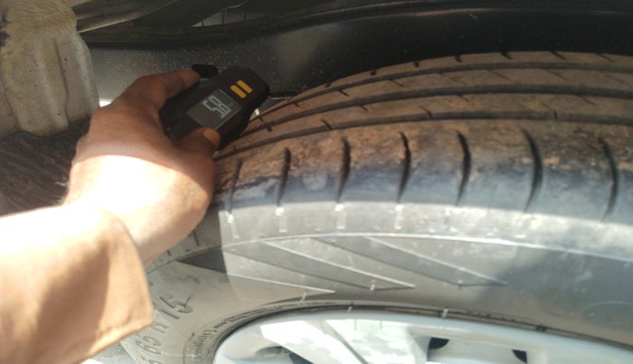 2016 Toyota Innova 2.5 G 8 STR, Diesel, Manual, 2,51,482 km, tyre