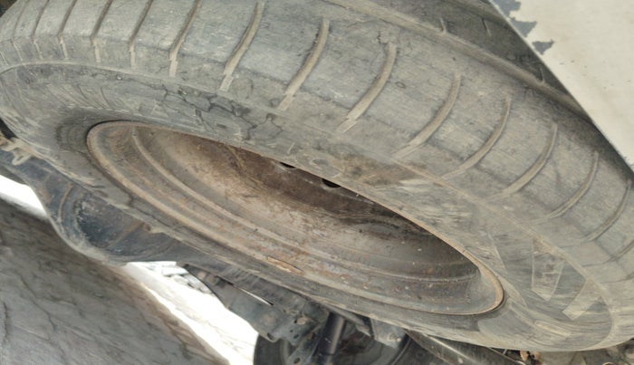 2016 Toyota Innova 2.5 G 8 STR, Diesel, Manual, 2,51,482 km, tyre