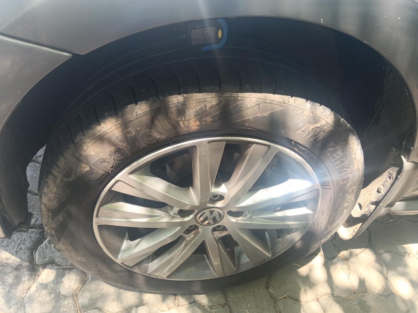 2014 Volkswagen Polo HIGHLINE1.2L DIESEL, Diesel, Manual, 1,98,628 km, tyre