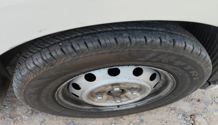 2016 Hyundai Eon ERA +, Petrol, Manual, 64,906 km, tyre