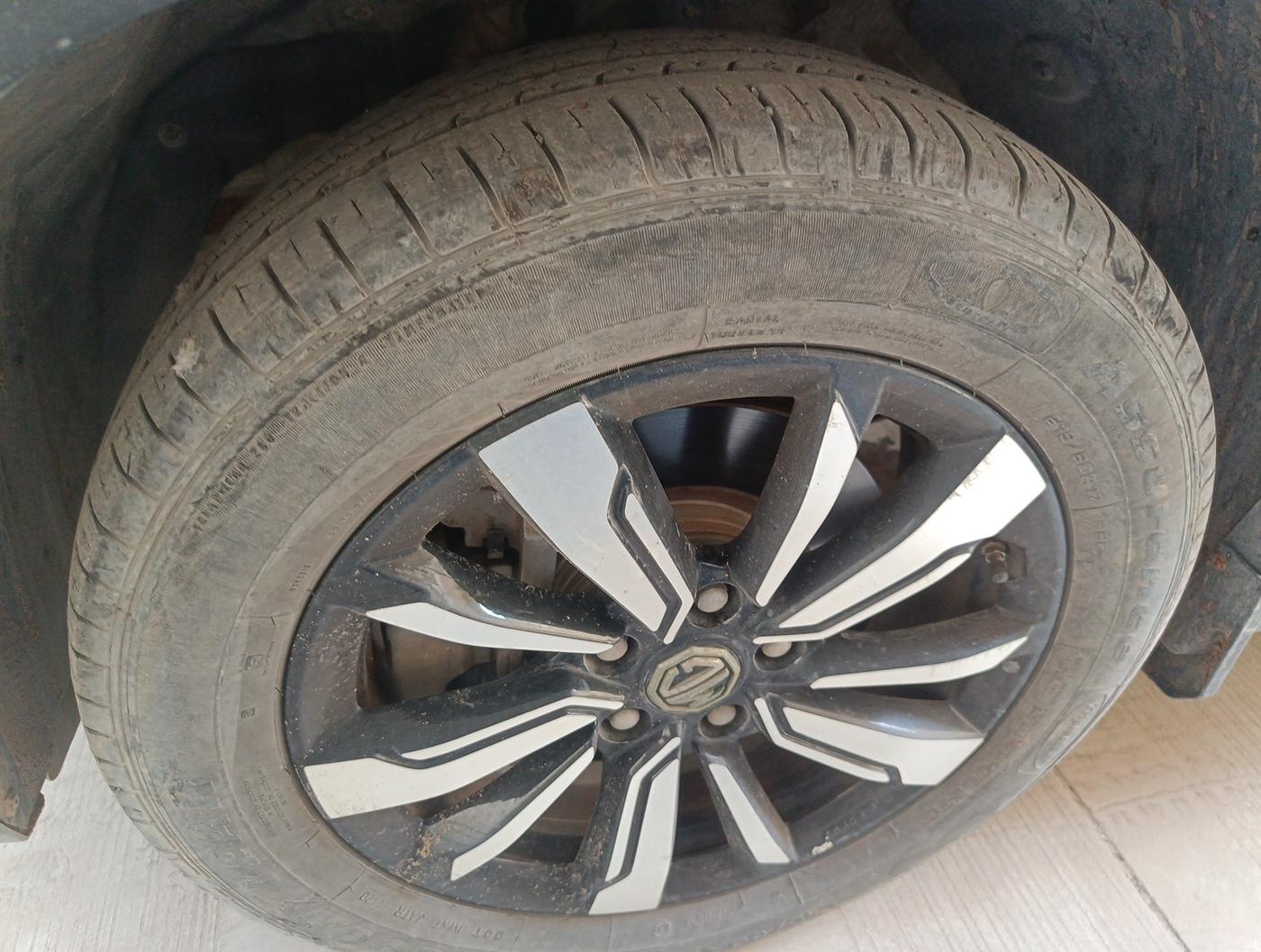 2020 MG HECTOR PLUS SHARP 1.5 PETROL TURBO DCT 6-STR, Petrol, Automatic, 30,981 km, tyre