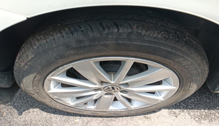 2017 Volkswagen Ameo HIGHLINE1.2L, Petrol, Manual, 79,780 km, tyre
