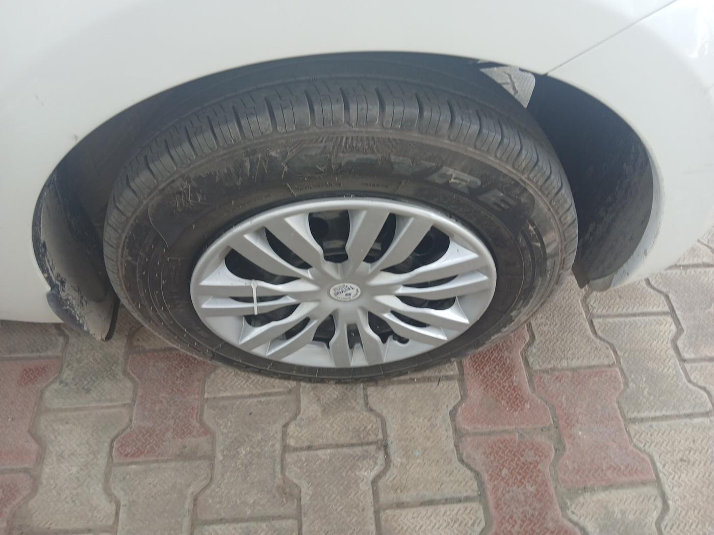 2021 Maruti Swift LXI, Petrol, Manual, 43,985 km, tyre