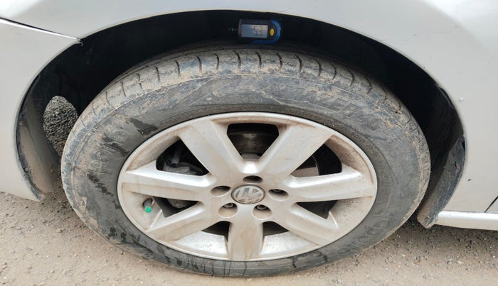 2011 Volkswagen Vento HIGHLINE 1.6 MPI, Petrol, Manual, 1,25,000 km, tyre