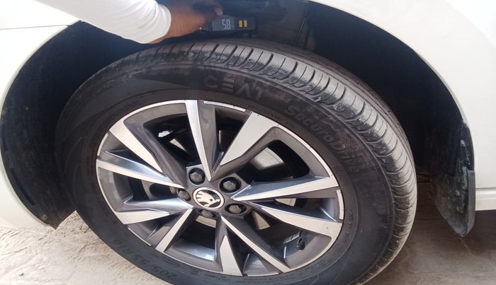 2024 Skoda SLAVIA STYLE 1.0L TSI MT, Petrol, Manual, 6,129 km, tyre