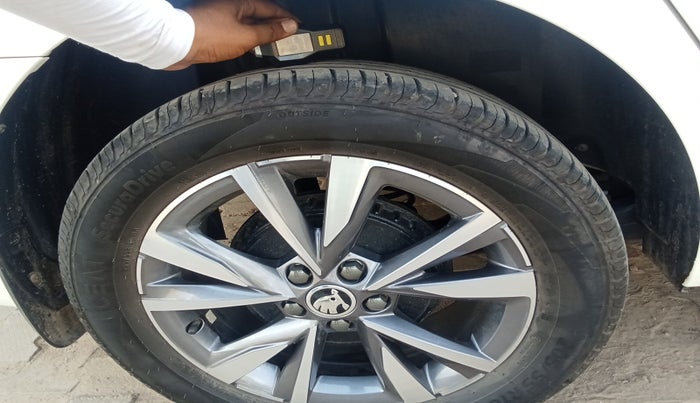 2024 Skoda SLAVIA STYLE 1.0L TSI MT, Petrol, Manual, 6,129 km, tyre