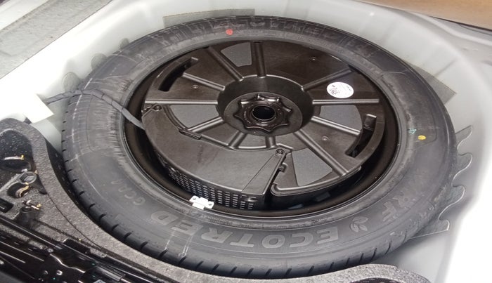 2024 Skoda SLAVIA STYLE 1.0L TSI MT, Petrol, Manual, 6,129 km, tyre