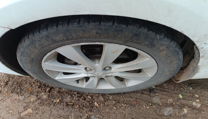 2011 Hyundai Verna FLUIDIC 1.6 CRDI SX OPT, Diesel, Manual, 2,15,693 km, tyre