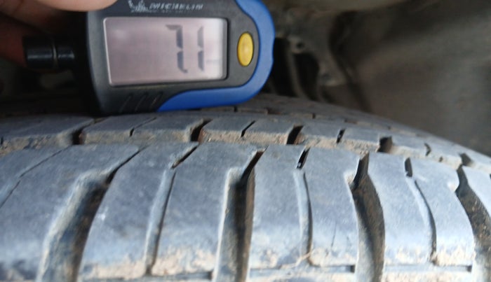 2012 Toyota Innova GX 2.5 7 STR, Diesel, Manual, 1,43,427 km, tyre