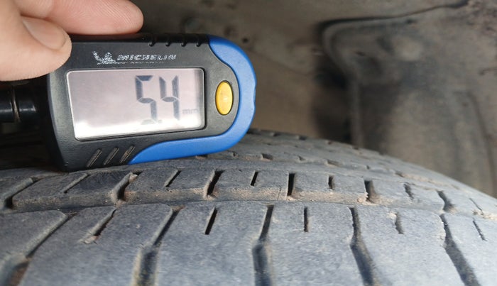 2012 Toyota Innova GX 2.5 7 STR, Diesel, Manual, 1,43,427 km, tyre