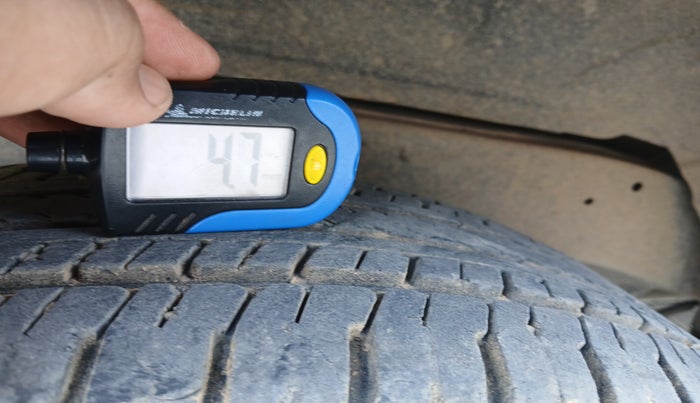 2012 Toyota Innova GX 2.5 7 STR, Diesel, Manual, 1,43,427 km, tyre