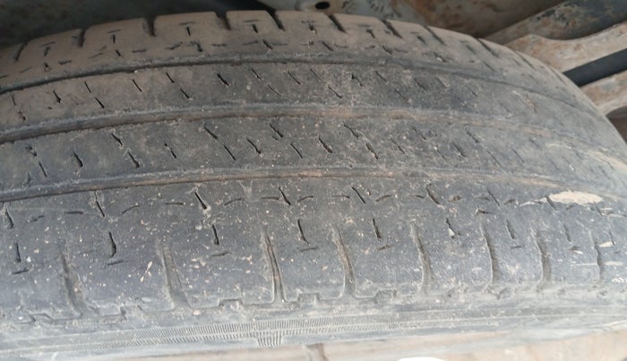 2012 Toyota Innova GX 2.5 7 STR, Diesel, Manual, 1,43,427 km, tyre