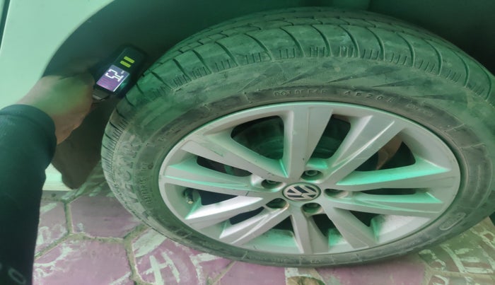 2013 Volkswagen Polo HIGHLINE1.2L, Petrol, Manual, 1,15,082 km, tyre