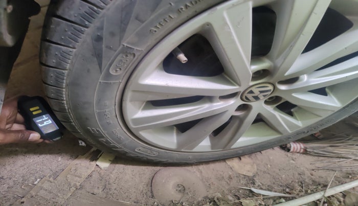 2013 Volkswagen Polo HIGHLINE1.2L, Petrol, Manual, 1,15,082 km, tyre