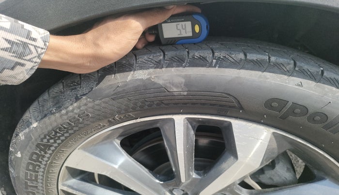 2021 Mahindra XUV300 W8 (O) 1.5 DIESEL AMT, Diesel, Automatic, 1,04,625 km, tyre