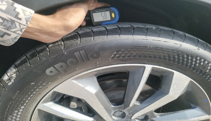 2021 Mahindra XUV300 W8 (O) 1.5 DIESEL AMT, Diesel, Automatic, 1,04,625 km, tyre