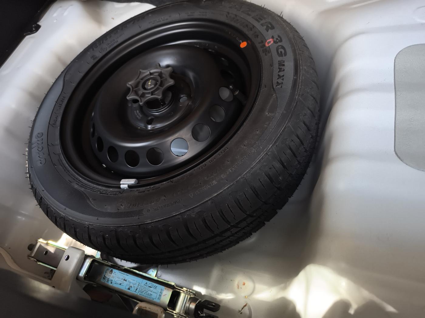 2017 Hyundai Grand i10 MAGNA AT 1.2 KAPPA VTVT, Petrol, Automatic, 14,224 km, tyre