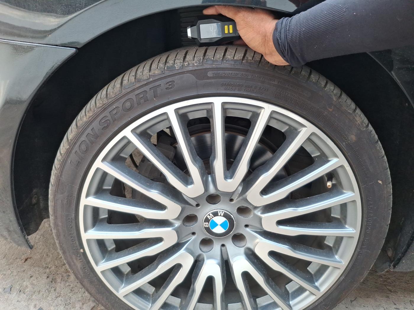2012 BMW 7 Series 730Ld, Diesel, Automatic, 1,00,134 km, tyre