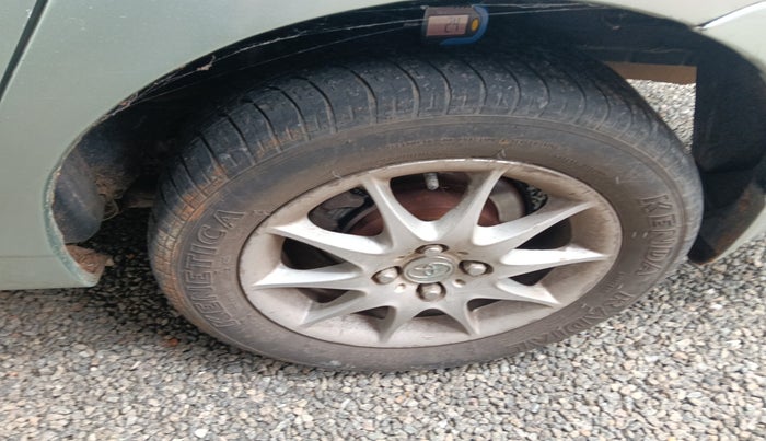 2005 Toyota Corolla H3 G 1.8, Petrol, Automatic, 1,29,498 km, tyre