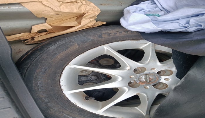 2005 Toyota Corolla H3 G 1.8, Petrol, Automatic, 1,29,498 km, tyre