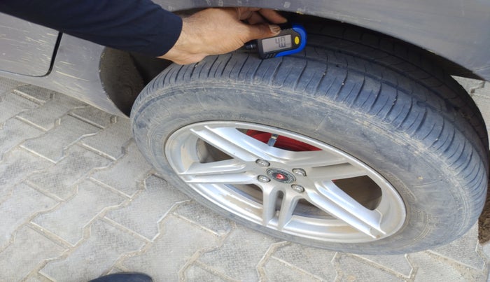 2011 Hyundai i20 MAGNA 1.2, Petrol, Manual, 1,02,289 km, tyre