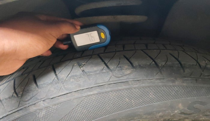 2017 Mahindra XUV500 W10, Diesel, Manual, 1,10,171 km, tyre