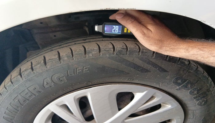 2015 Maruti Swift VXI, Petrol, Manual, 7,00,000 km, tyre