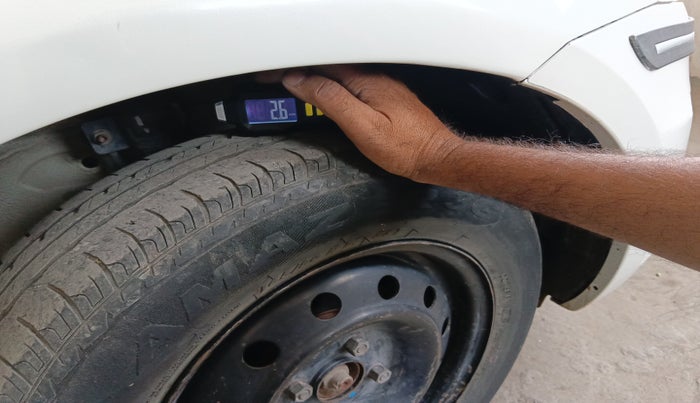 2015 Maruti Swift VXI, Petrol, Manual, 7,00,000 km, tyre