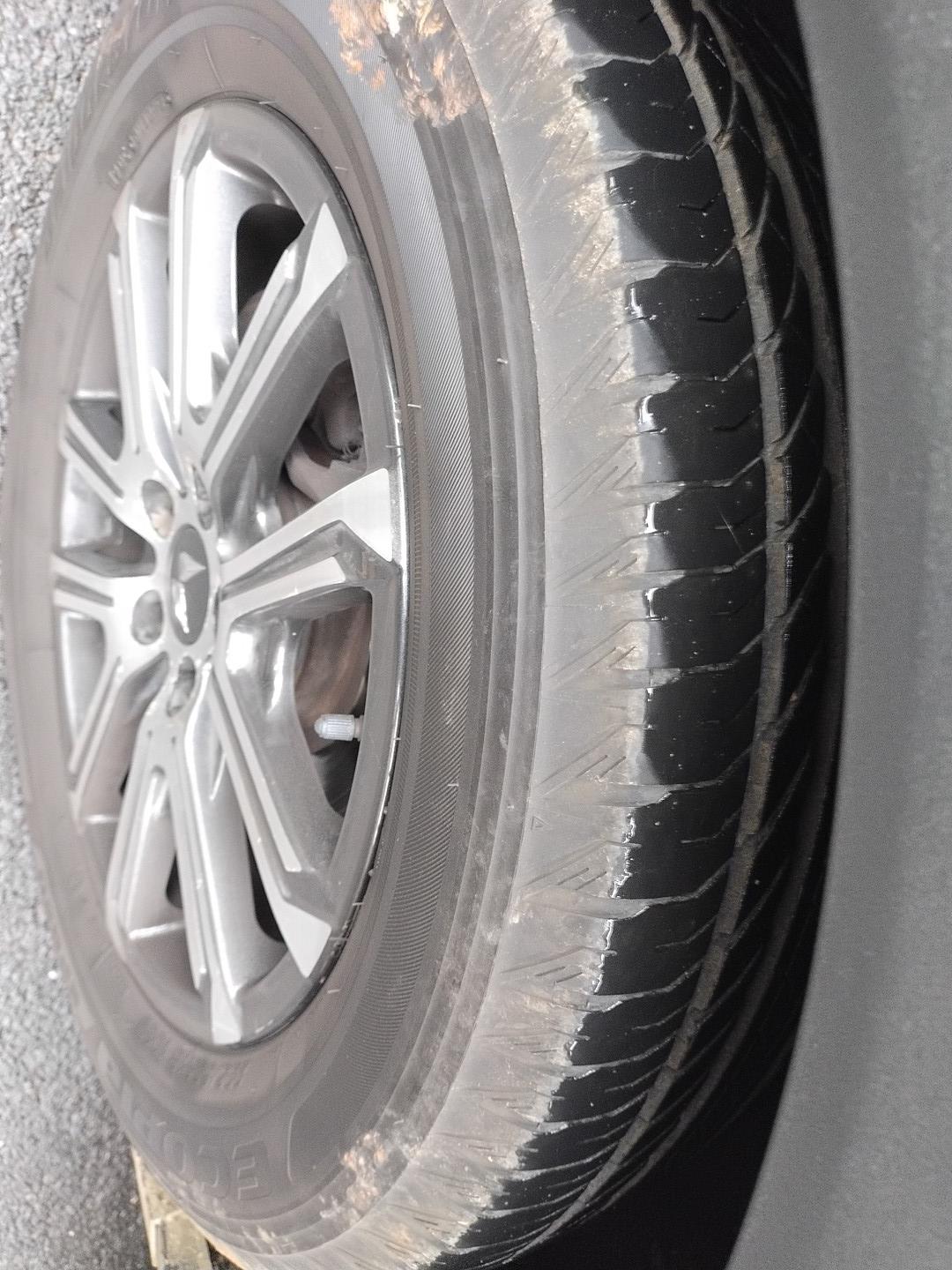 2022 Mahindra XUV700 AX 7 D AT 7 STR, Diesel, Automatic, 54,902 km, tyre
