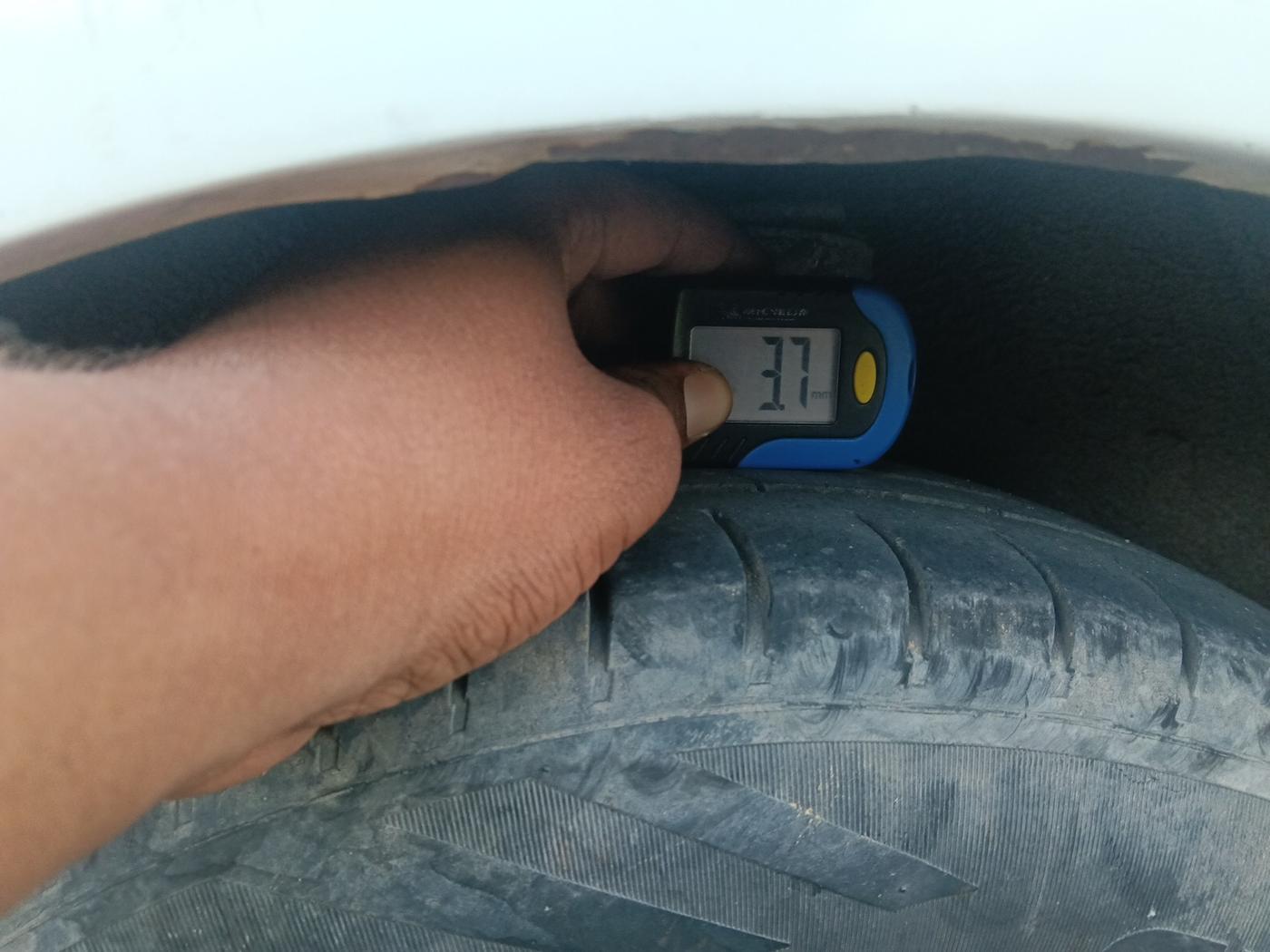 2012 Hyundai Accent EXECUTIVE, Petrol, Manual, 1,98,000 km, tyre