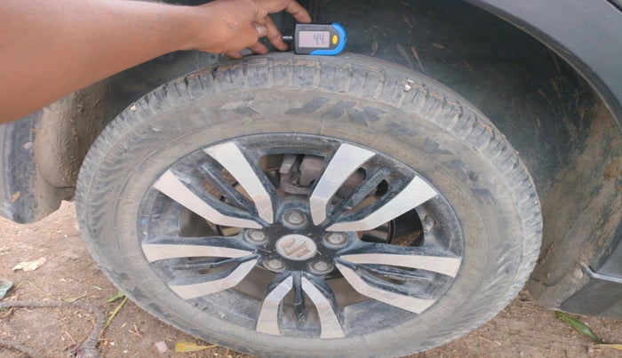 2017 Maruti S Cross DELTA 1.3, Diesel, Manual, 2,15,000 km, tyre