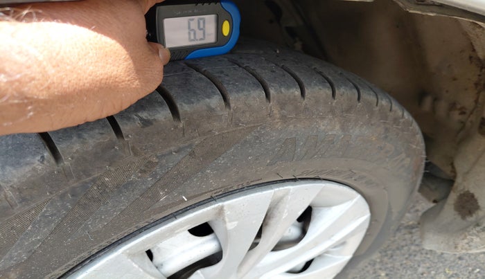 2016 Toyota Innova 2.5 G 8 STR, Diesel, Manual, 1,35,136 km, tyre