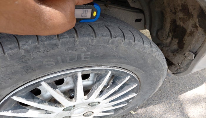 2016 Toyota Innova 2.5 G 8 STR, Diesel, Manual, 1,35,136 km, tyre