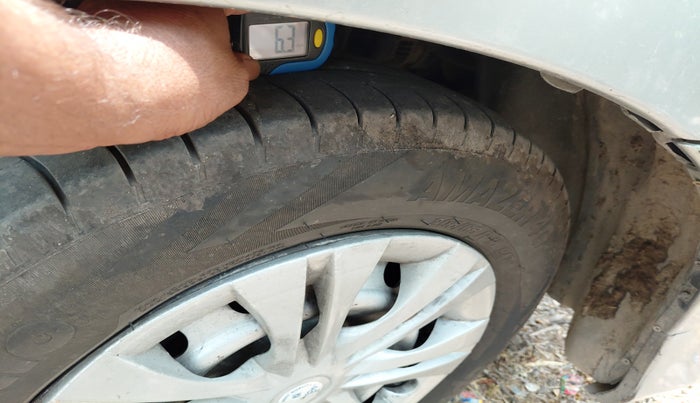 2016 Toyota Innova 2.5 G 8 STR, Diesel, Manual, 1,35,136 km, tyre