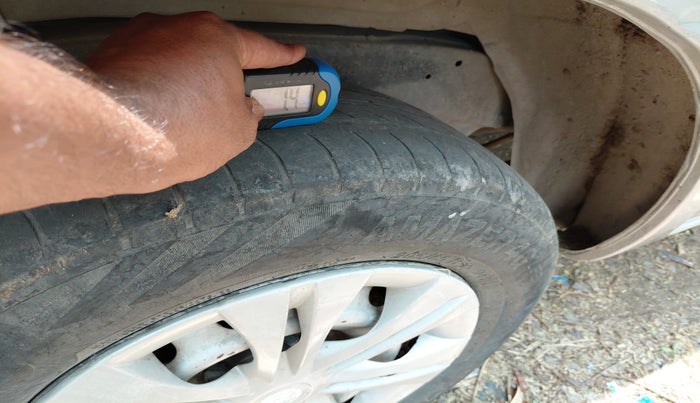 2016 Toyota Innova 2.5 G 8 STR, Diesel, Manual, 1,35,136 km, tyre