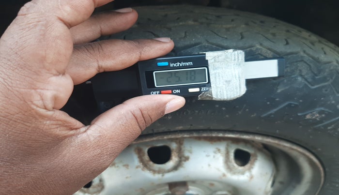 2011 Maruti Omni LPG, Petrol, Manual, 8,70,406 km, tyre