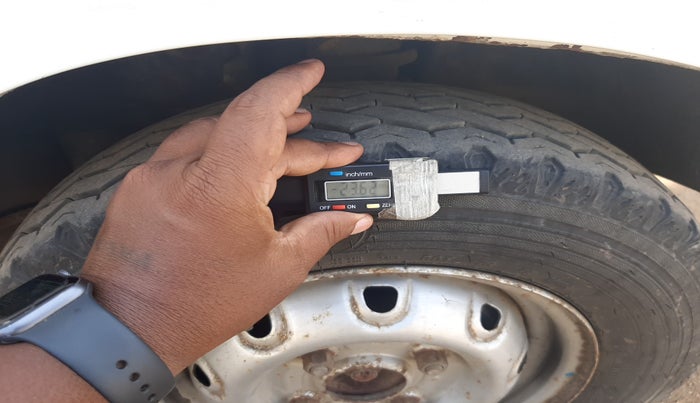 2011 Maruti Omni LPG, Petrol, Manual, 8,70,406 km, tyre