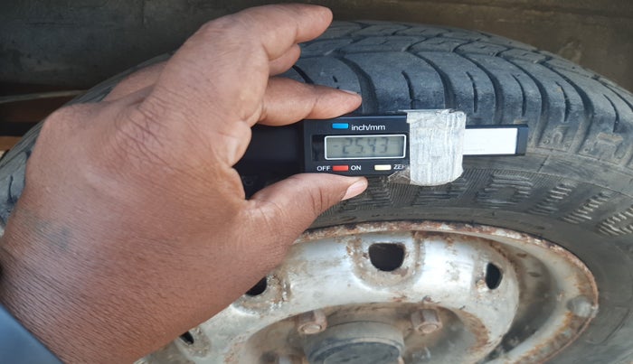 2011 Maruti Omni LPG, Petrol, Manual, 8,70,406 km, tyre