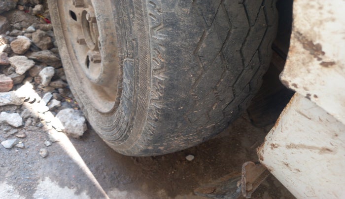 2013 Maruti OMNI E STD, Petrol, Manual, 1,95,900 km, tyre