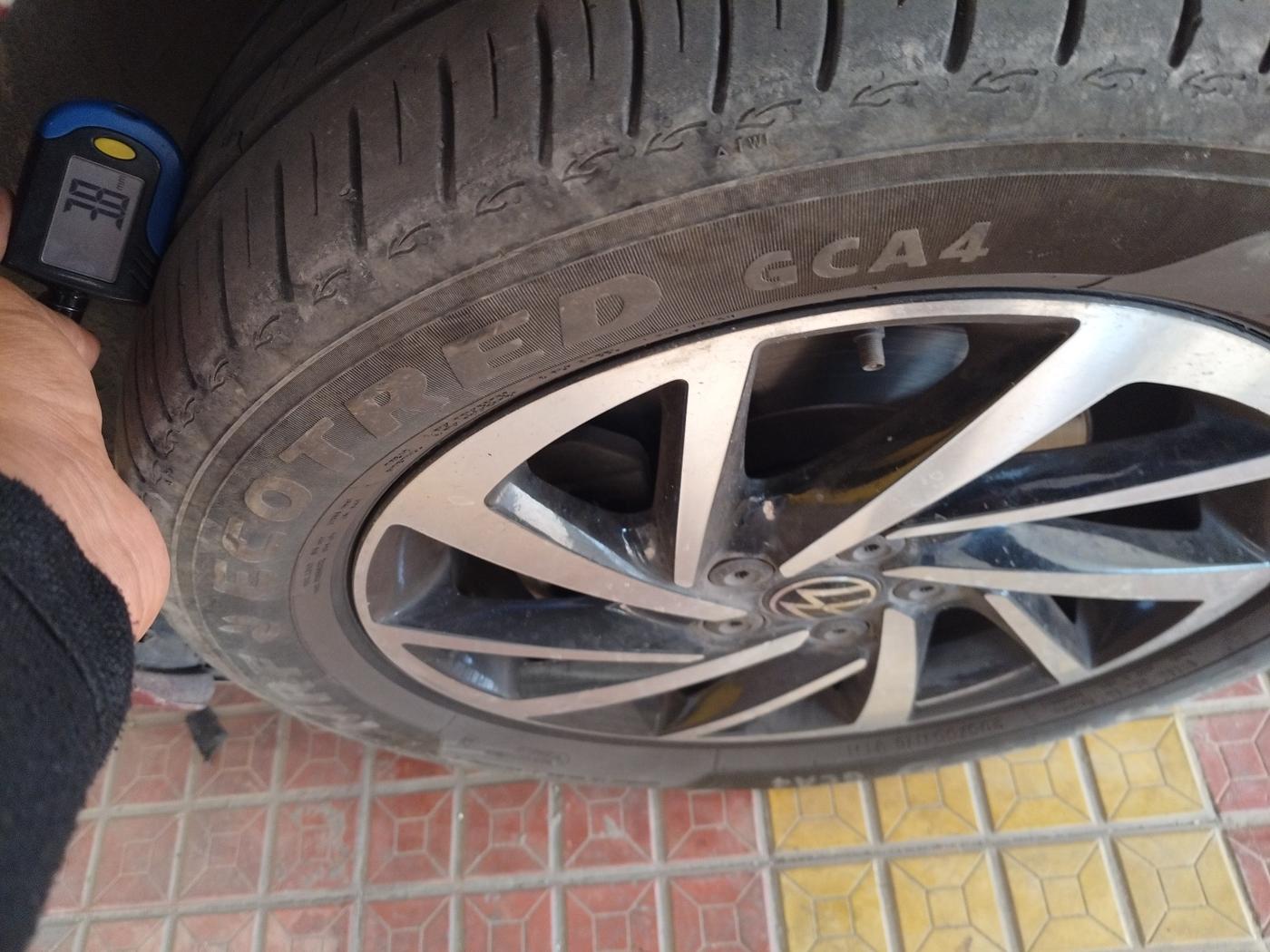 2023 Volkswagen VIRTUS TOPLINE TSI 1.0 AT, Petrol, Automatic, 31,126 km, tyre